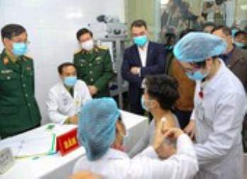 Cận cảnh tiêm mũi vaccine COVID-19 đầu tiên tại Việt Nam