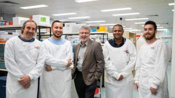 Australia thử nghiệm Thuốc kháng virus mới có hiệu quả chống lại Covid-19 gần 100% - Ảnh 1.