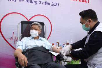 Thứ trưởng Bộ Y tế hiến máu tình nguyện - Ảnh 4.