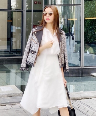 Ngày hạ nhẹ nhàng diện một thiết kế váy trắng mix cùng áo khoác không cần quá cầu kì cũng khiến Thúy Vân nổi bật trên phố