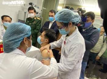 Ba người đầu tiên tiêm thử nghiệm vaccine COVID-19 của Việt Nam - 1