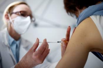 AstraZeneca không cung ứng kịp vắc xin cho Liên minh châu Âu - Ảnh 1.