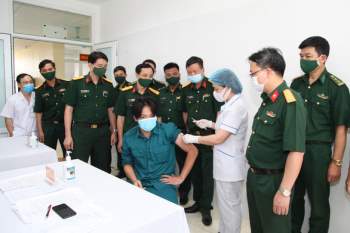 Tiêm vắc xin COVID-19 cho cán bộ tham gia Giao lưu hữu nghị quốc phòng biên giới Việt - Trung - Ảnh 2.