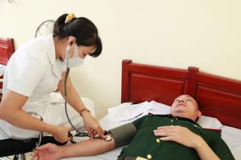 Tiêm vắc xin COVID-19 cho cán bộ tham gia Giao lưu hữu nghị quốc phòng biên giới Việt - Trung - Ảnh 1.