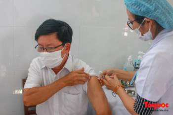 Thừa Thiên Huế bắt đầu tiêm chủng vaccine phòng Covid-19 - Ảnh 9.