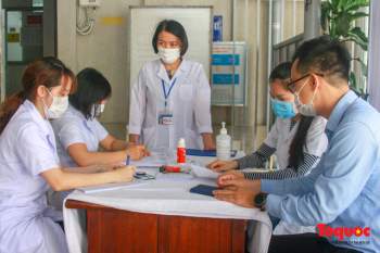 Thừa Thiên Huế bắt đầu tiêm chủng vaccine phòng Covid-19 - Ảnh 1.