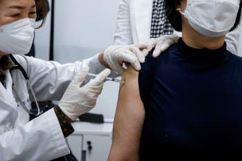 Hàn Quốc điều tra 2 người Ch?t sau khi tiêm vắc xin COVID-19 của AstraZeneca - Ảnh 1.