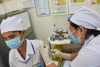 Sáng 28/4: Đã có 318.792 người Việt Nam tiêm vắc xin phòng COVID- 19 - Ảnh 1.