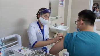 Việt Nam chưa ghi nhận hiện tượng đông máu sau tiêm vắc xin COVID-19 của AstraZeneca - Ảnh 2.