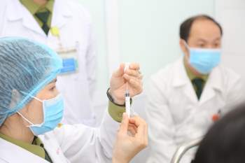 Hôm nay, Việt Nam tiêm mũi 2 vắc xin COVID-19 liều 25mcg cho 3 người tình nguyện - Ảnh 3.
