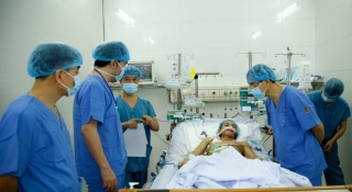 Lần đầu tiên Việt Nam ghép ruột thành công từ người cho sống - ảnh 1