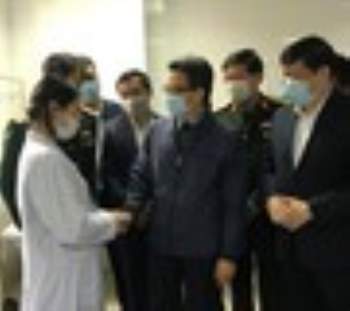 Phó Thủ tướng Vũ Đức Đam thăm người tình nguyện tiêm vắc-xin ngừa COVID-19 Ảnh: Thái Hà