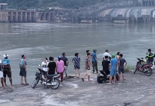 Tìm kiếm nam sinh mất tích khi tắm trên sông Đà