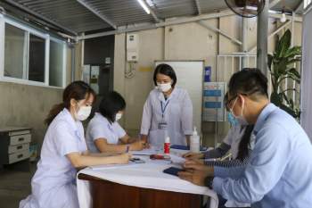 Thừa Thiên - Huế bắt đầu tiêm vaccine phòng COVID-19 - ảnh 4