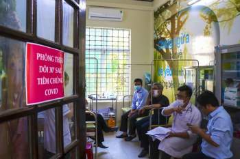 Thừa Thiên - Huế bắt đầu tiêm vaccine phòng COVID-19 - ảnh 8