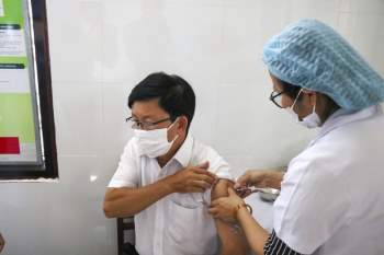 Thừa Thiên - Huế bắt đầu tiêm vaccine phòng COVID-19 - ảnh 6