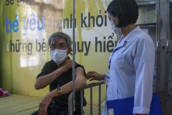 Thừa Thiên - Huế bắt đầu tiêm vaccine phòng COVID-19 - ảnh 7