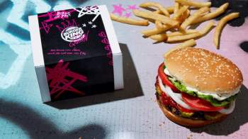Hồng đen trong bánh mì bạn đó: Burger King ra mắt phiên bản black & pink burger nhân dịp Valentine - Ảnh 5.