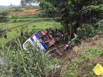 Quảng Ninh: Xe chở công nhân gặp nạn, 1 người thiệt mạng, nhiều người bị thương. - Ảnh 1.