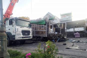Xe tải tông nhiều phương tiện khi đang chờ đèn đỏ tại tỉnh Phú Yên - Ảnh 1.