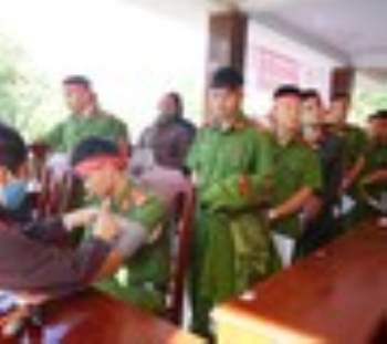 Cán bộ, chiến sĩ Công an tỉnh Đắk Lắk làm thủ tục hiến máu