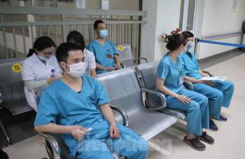 Cận cảnh tiêm vắc xin ngừa COVID-19 tại Bệnh viện Thanh Nhàn Hà Nội - ảnh 5
