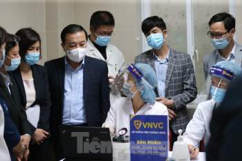 Cận cảnh tiêm vắc xin ngừa COVID-19 tại Bệnh viện Thanh Nhàn Hà Nội - ảnh 6