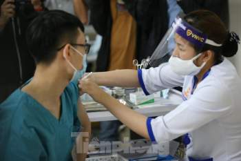 Cận cảnh tiêm vắc xin ngừa COVID-19 tại Bệnh viện Thanh Nhàn Hà Nội - ảnh 2