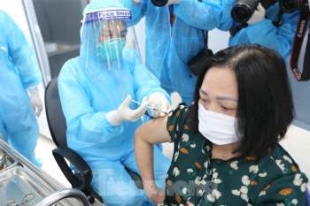 Những mũi tiêm vắc xin COVID-19 đầu tiên tại Hà Nội, Hải Dương và TPHCM - ảnh 14