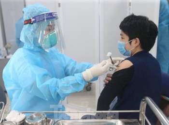 Những mũi tiêm vắc xin COVID-19 đầu tiên tại Hà Nội, Hải Dương và TPHCM - ảnh 10