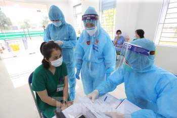 Những mũi tiêm vắc xin COVID-19 đầu tiên tại Hà Nội, Hải Dương và TPHCM - ảnh 11
