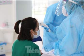 Những mũi tiêm vắc xin COVID-19 đầu tiên tại Hà Nội, Hải Dương và TPHCM - ảnh 12
