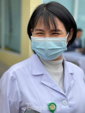Những mũi tiêm vắc xin COVID-19 đầu tiên tại Hà Nội, Hải Dương và TPHCM - ảnh 17