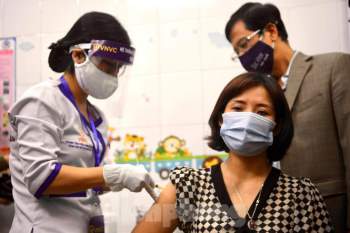 Những mũi tiêm vắc xin COVID-19 đầu tiên tại Hà Nội, Hải Dương và TPHCM - ảnh 4