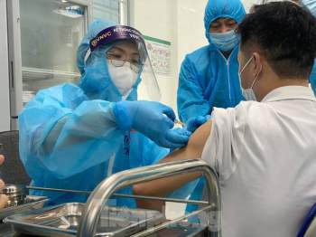 Những mũi tiêm vắc xin COVID-19 đầu tiên tại Hà Nội, Hải Dương và TPHCM - ảnh 5