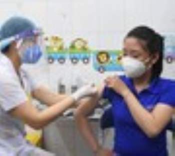 Những mũi tiêm vắc xin COVID-19 đầu tiên tại Hà Nội, Hải Dương và TPHCM - ảnh 3