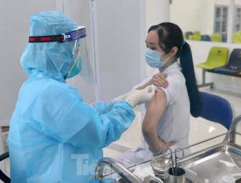 Những mũi tiêm vắc xin COVID-19 đầu tiên tại Hà Nội, Hải Dương và TPHCM - ảnh 6