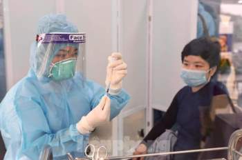 Những mũi tiêm vắc xin COVID-19 đầu tiên tại Hà Nội, Hải Dương và TPHCM - ảnh 9