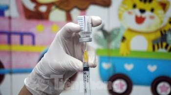 Cận cảnh những mũi tiêm vắc xin COVID-19 đầu tiên ở ‘điểm nóng’ Hải Dương - ảnh 7