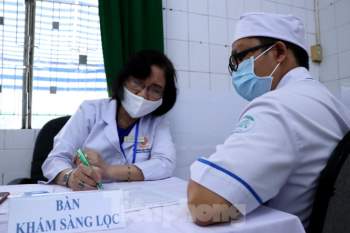 Những mũi tiêm vắc xin COVID-19 đầu tiên tại Hà Nội, Hải Dương và TPHCM - ảnh 18