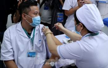 Những mũi tiêm vắc xin COVID-19 đầu tiên tại Hà Nội, Hải Dương và TPHCM - ảnh 23