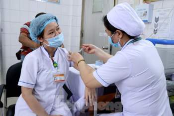 Những mũi tiêm vắc xin COVID-19 đầu tiên tại Hà Nội, Hải Dương và TPHCM - ảnh 22