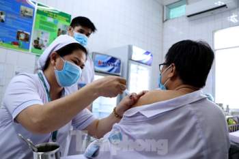 Những mũi tiêm vắc xin COVID-19 đầu tiên tại Hà Nội, Hải Dương và TPHCM - ảnh 21