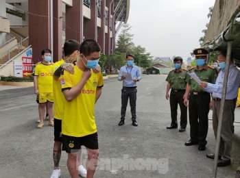 Một người Trung Quốc cưa cửa bệnh viện trốn cách ly - ảnh 1