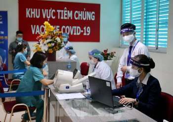 Cận cảnh tiêm vắc xin ngừa COVID-19 tại Bệnh viện Thanh Nhàn Hà Nội - ảnh 1