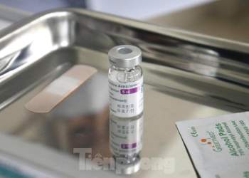 Cận cảnh tiêm vắc xin ngừa COVID-19 tại Bệnh viện Thanh Nhàn Hà Nội - ảnh 3