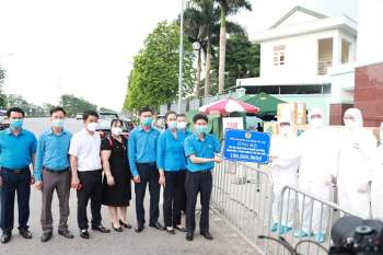 Tổng Liên đoàn Lao động Việt Nam trao hỗ trợ cho Bệnh viện K cơ sở Tân Triều - Ảnh 1.