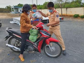 Báo Thanh Niên, Phòng CSGT Công an Bà Rịa – Vũng Tàu mang quà tết đến người nghèo - ảnh 3