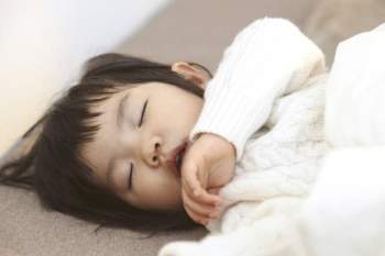 Đừng chủ quan khi thấy con há miệng trong lúc ngủ, bởi nó có thể khiến trẻ mắc phải một số vấn đề sức khỏe nghiêm trọng - Ảnh 1.