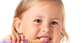 Có nên cho trẻ dùng kem đánh răng của người lớn? - 1